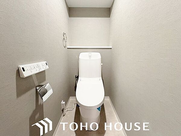 ホワイトを基調とした、清潔感あふれるシンプルなトイレ空間。限られたスペースながらも、お手入れのしやすい床材やクロスが採用されており、日々の掃除がスムーズに行える機能的な造りに仕上がっています。