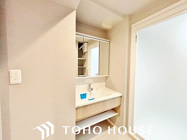洗面台は収納もさる事ながら、身だしなみチェックや歯磨きなど、朝の慌ただしい時間でもホテルライクなスペースで余裕とゆとりを感じて頂けます。