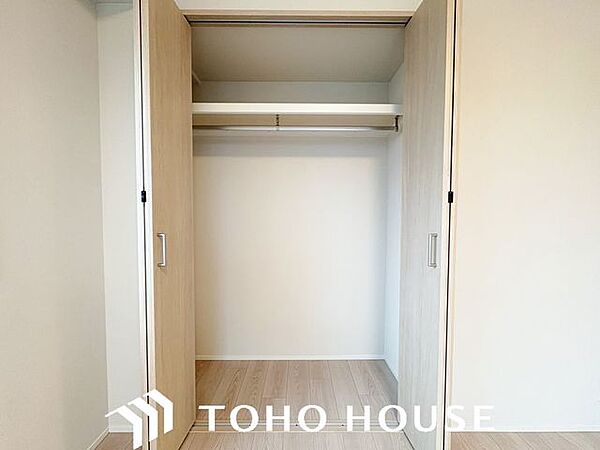 ハンガーパイプや枕棚が備え付けられた、実用的な衣類用クローゼット。丈の長いコートから季節物のケースまでスッキリと収まるため、居室内に余計な家具を置く必要がなく、お部屋を最大限広く使っていただけます。