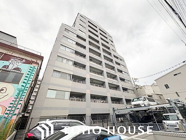 落ち着いた住環境に相応しい、気品ある佇まいの外観デザイン。前面道路の幅員（または周辺の開放感）にも恵まれており、圧迫感を感じさせない開放的でスッキリとした外観が魅力的な物件です。