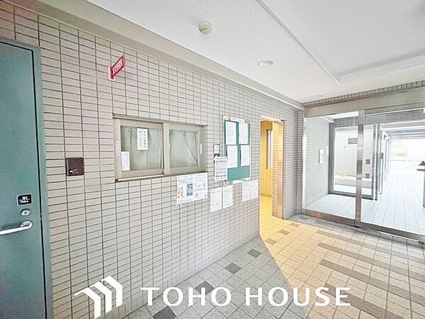 エントランス毎日の行き帰りで必ず通行する、住まいの顔となるエントランス空間。流行に左右されないオーソドックスでシンプルな設計となっており、居住者や訪れる人々を落ち着いた雰囲気でスムーズに迎え入れます。