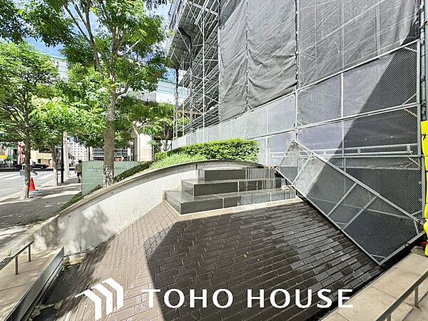 デザイン性の高い洗練されたランドスケープ。美しく手入れの行き届いた共用空間からは、管理体制の良さと住環境へのこだわりが感じられます。