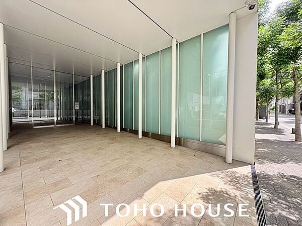 ガラス張りで自然光がたっぷりと降り注ぐ、明るく開放的なエントランス。上質な素材が使われており、ご家族やゲストを優雅に迎え入れます。