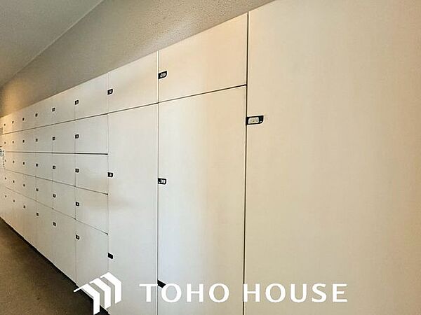 不在時の荷物の受け取りに大変便利な宅配ボックスを完備。共働きのご家庭や、ネットショッピングを頻繁に利用される方にとって欠かせない嬉しい設備です。