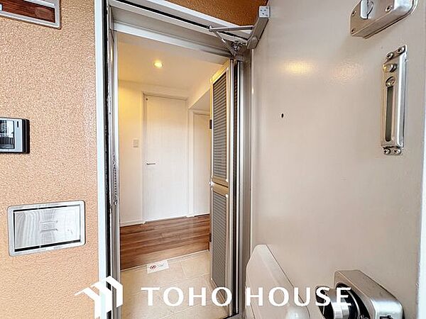 共用廊下側からの視線や防犯面に配慮された、シンプルでオーソドックスなマンションの玄関扉。