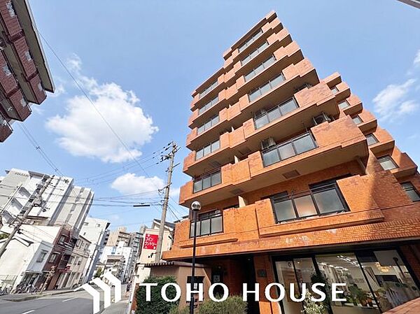 周囲の街並みと美しく調和する、洗練されたデザインの外観。飽きのこないシンプルなカラーリングとスタイリッシュなフォルムが、住まいとしてのクオリティの高さと落ち着いた佇まいを演出します。