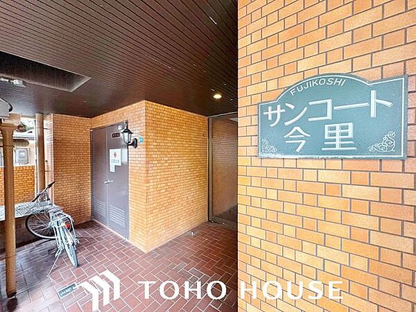荷物の多い日やベビーカーでの移動時にも配慮された、足元がフラットでゆとりある動線設計。段差を抑えた（またはスロープ等の工夫がある）アプローチにより、ご家族皆が安全に通行できる実用的な空間です。