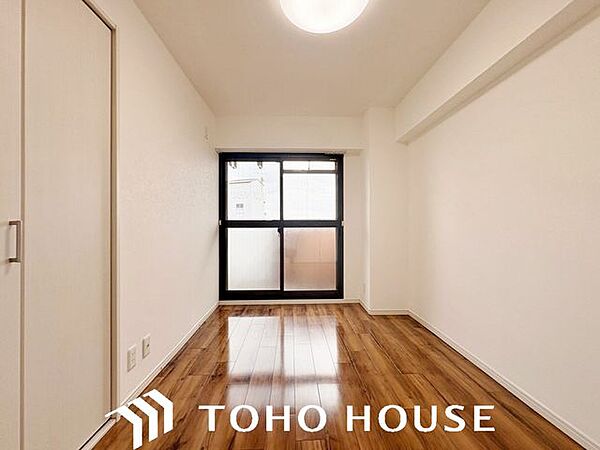 窓からの採光をしっかりと確保した明るい洋室。日中は自然光が室内に心地よく行き渡り、爽やかな空間を演出します。毎日の目覚めを心地よく迎えられるため、主寝室としての利用にもおすすめです。