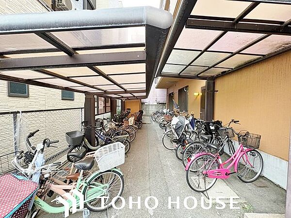 日々の通勤・通学やお買い物へのアクセスもスムーズです。屋根付きのため雨風から大切な自転車を守り、管理の行き届いた清潔なスペースで安心してお使いいただけます。