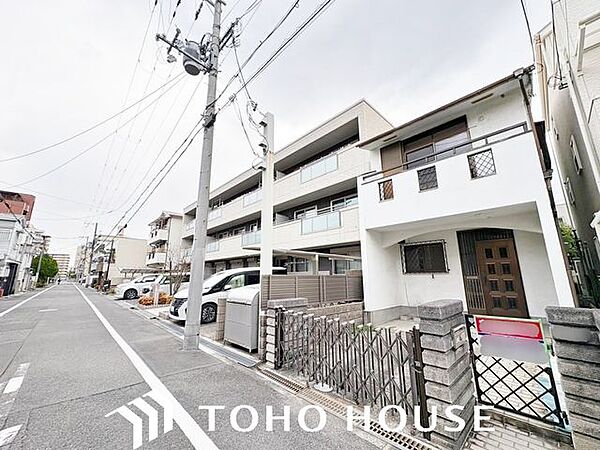 落ち着いた住環境に相応しい、気品ある佇まいの外観デザイン。前面道路の幅員（または周辺の開放感）にも恵まれており、圧迫感を感じさせない開放的でスッキリとした外観が魅力的な物件です。