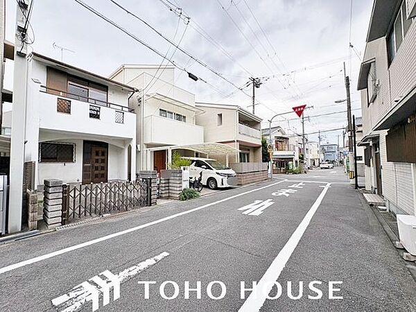 落ち着いたカラーリングと直線的なフォルムが目を引く、モダンな外観デザイン。周囲の環境に調和するスタイリッシュな佇まいで、外壁の質感が建物の堅牢さとクオリティを感じさせる仕上がりです。