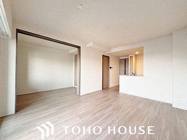 窓からの採光をしっかりと確保した明るい洋室。日中は自然光が室内に心地よく行き渡り、爽やかな空間を演出します。毎日の目覚めを心地よく迎えられるため、主寝室としての利用にもおすすめです。