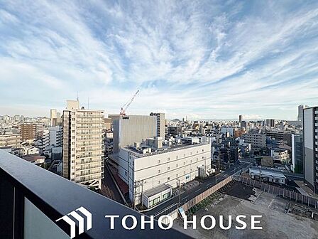 前面に極端な遮蔽物がなく、程よい開放感を確保した窓からの眺望。外からの視線が直接気になりにくい配置(または距離感)が保たれており、室内にいながら周囲の落ち着いた住環境を確認できる安心の景色です。