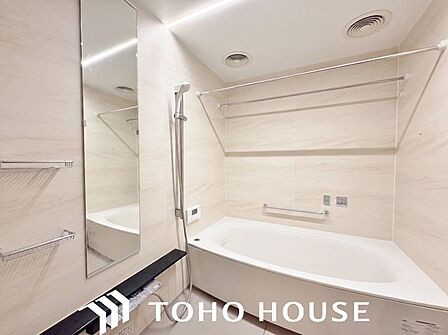 ゆったりと浸かれる浴槽や、水はけが良くお手入れのしやすい床材など、日々の使い勝手とメンテナンスのしやすさに配慮された快適な機能美空間です。※現況写真にAIによる画像処理(家具等を消す)がされています。