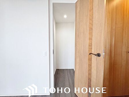 住まう方に、より良い空間をと創造された邸宅は、住み心地の良い空間に仕上がっています。※現況写真にAIによる画像処理(家具等を消す)がされています。
