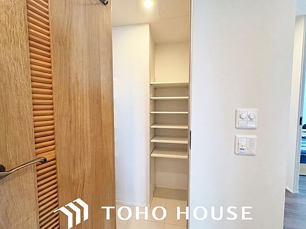 これがあれば、『ベビーカーの置場に困っていたの』 『主人のゴルフバッグがちょっと』なんて悩み事も解決です。※現況写真にAIによる画像処理（家具等を消す）がされています。