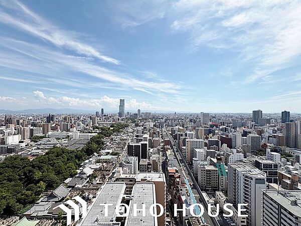 前面に極端な遮蔽物がなく、程よい開放感を確保した窓からの眺望。外からの視線が直接気になりにくい配置（または距離感）が保たれており、室内にいながら周囲の落ち着いた住環境を確認できる安心の景色です。