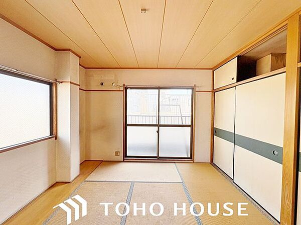 全ての居室に窓が2ヶ所あるので、明るさの確保と、風の通り道ができることで換気のしやすいお家になっています。居室のドアを開けることなく空気が入れ替えられるので、一人で落ち着きたい時にも◎
