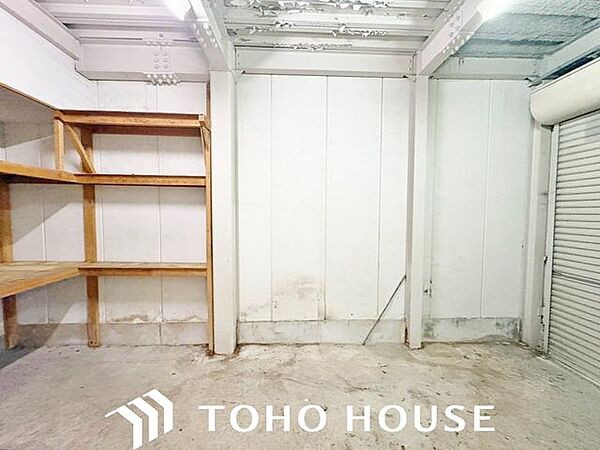 1階部分にはシャッター付きの倉庫があります。十分な広さがあり、外回りのものの収納に助かります。