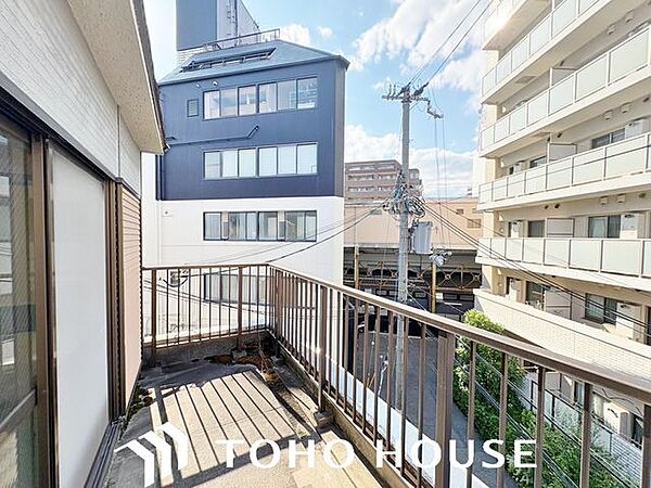 充分な広さが確保されたバルコニー。日当たりのよい住宅エリアですので、多くの陽光が降り注ぎ、室内には陽だまりを生み出してくれます。