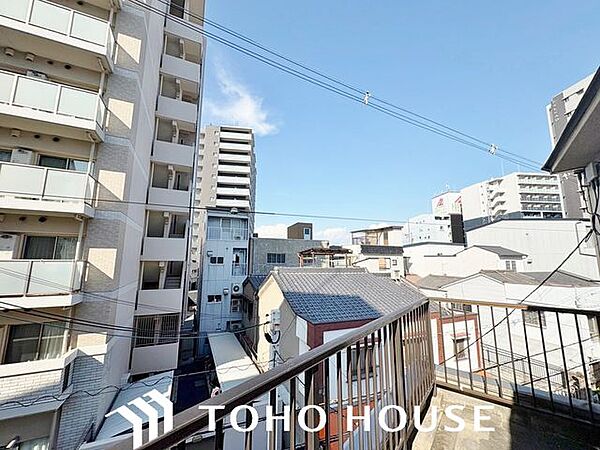日々の暮らしに心地よいゆとりを与えてくれる、窓からのスッキリとした景色。空を近くに感じられる開放感があり、日中は室内に明るい光をもたらすため、天候や季節の移り変わりを身近に実感できる眺望です。