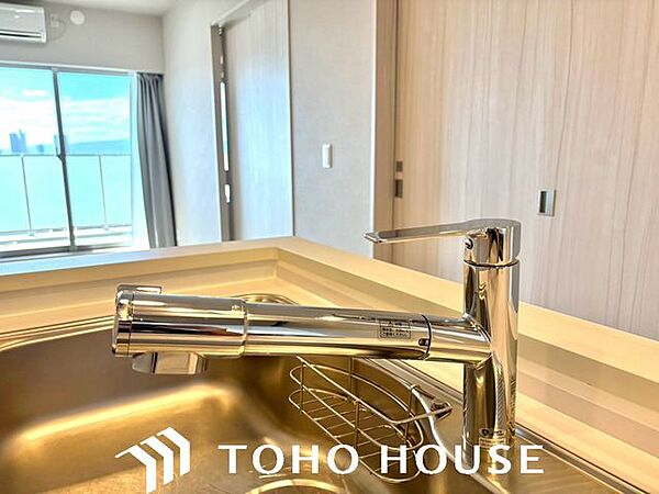 ボタンひとつで浄水と原水に切り替えられる浄水器一体型水洗を使用。お米を炊いたりする際には浄水機能をつかうこともできて、人気の商品です。