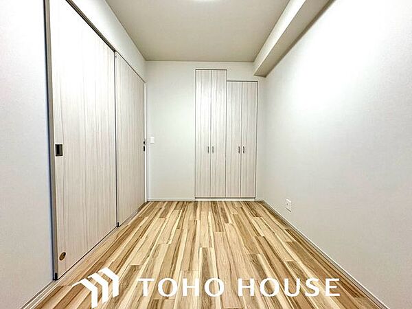クローゼットには洋服や本を収納できるので、お部屋はすっきり広々と使うことができます。お好みの家具を自由にレイアウトしてください。