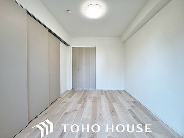 住まう方自身でカスタマイズして頂けるように「シンプル」にデザインされた室内。家具やレイアウトでお好みの空間を創り上げられます。