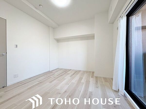 生活感を感じない空間では落ち着く事はできませんし、生活感を感じ過ぎてもいけません。絶妙な雰囲気を纏った配色や素材感を意識してコーディネート致しました。