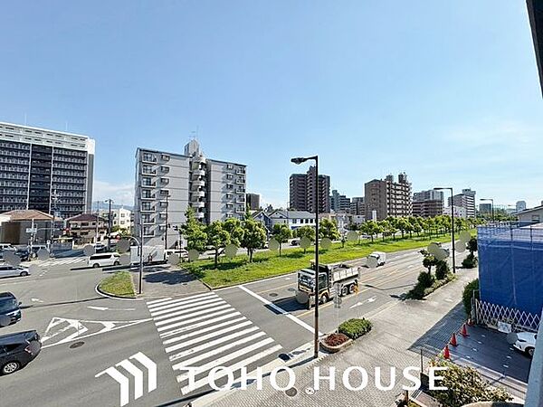 バルコニーからは開けた眺望を楽しむ事が出来る。光が注がれる青い空から鮮やかに赤色にゆっくりと染まり、漆黒に瞬く星を見上げる。そんな優しい時間がここでは流れてゆく。家族の笑顔が集まる空間。