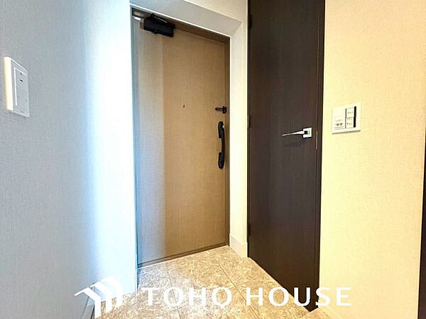 上質感漂う玄関と廊下。居住者の帰り、訪れる方を優しく迎える・安らぎに満ちた生活空間を予感させる。健やかな暮らしを楽しめそう。