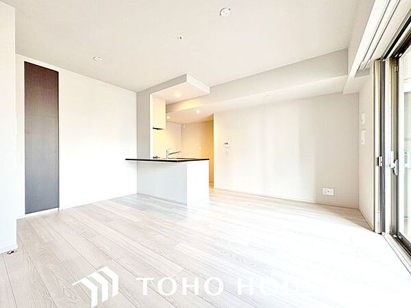 贅沢といえるほどの豊かな居住性と、プライドを満たすクオリティが見事に調和した住空間。リビングも広く設け、訪れる人々を暖かく迎えてくれます。