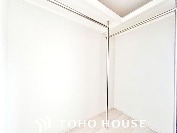 たくさんの洋服をかけてもシワになりにくいウォークインクローゼット。洋服以外にも、普段使わない家電やスーツケース、ストック品など何でも片付く嬉しい空間です。