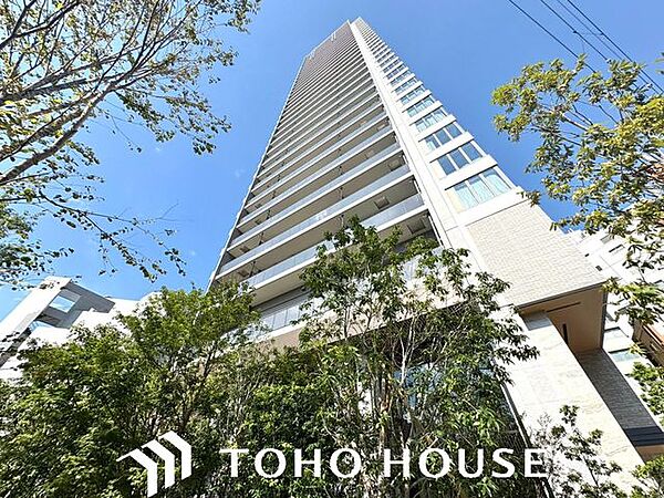 街に溶け合う美しい景観を生みだしているにも関わらず、採光や風通しを考えて設計された間取り。近隣との視線を考え、街全体で調整される窓位置。外観だけでなく、そこに住まうご家族の心地よさを最優先しました。