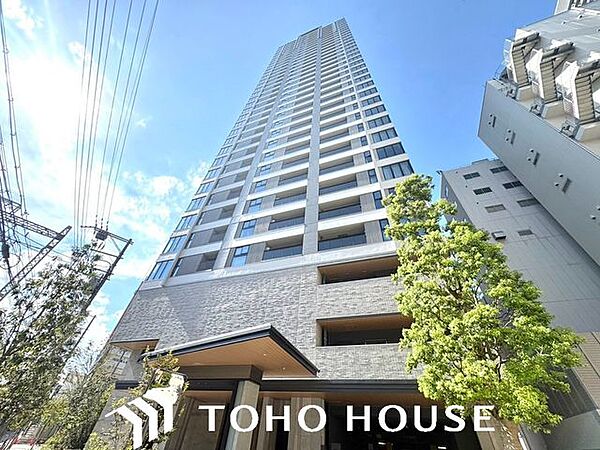 その邸が魅せる、気品・上質・重厚感・極細やかさ、そのすべては訪れた者に安らぎと品性を与える特別な空間です。ここに住むからこそ意味がある。すべての（始まり）をここから迎えます。