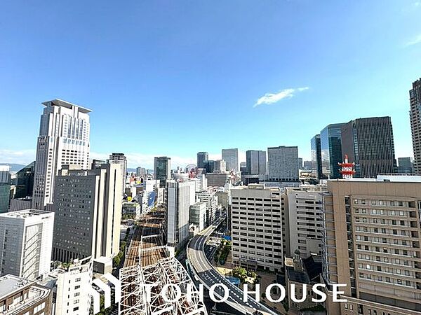 バルコニーからは開けた眺望を楽しむ事が出来る。光が注がれる青い空から鮮やかに赤色にゆっくりと染まり、漆黒に瞬く星を見上げる。そんな優しい時間がここでは流れてゆく。家族の笑顔が集まる空間。