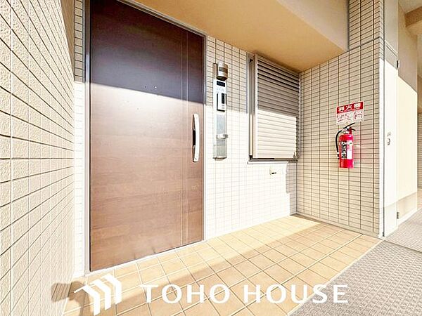 共用廊下側からの視線や防犯面に配慮された、シンプルでオーソドックスなマンションの玄関扉。新聞受けやインターホンがコンパクトにまとまっており、毎日の通行がスムーズに行える機能的な造りです。