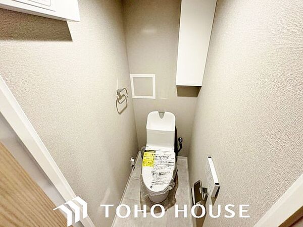 ホワイトを基調とした、清潔感あふれるシンプルなトイレ空間。限られたスペースながらも、お手入れのしやすい床材やクロスが採用されており、日々の掃除がスムーズに行える機能的な造りに仕上がっています。