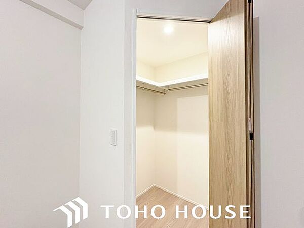 ハンガーパイプや枕棚が備え付けられた、実用的な衣類用クローゼット。丈の長いコートから季節物のケースまでスッキリと収まるため、居室内に余計な家具を置く必要がなく、お部屋を最大限広く使っていただけます。