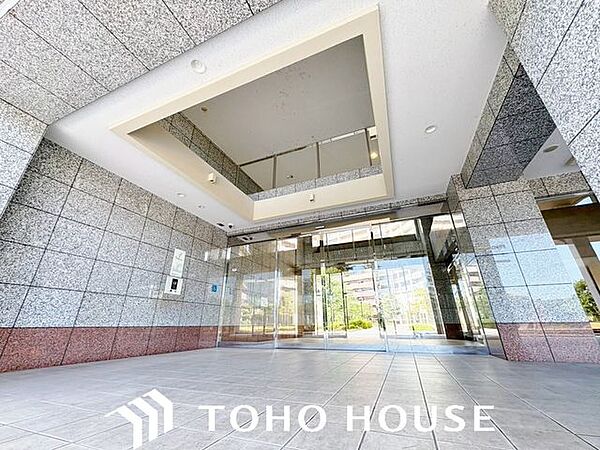 毎日の行き帰りで必ず通行する、住まいの顔となるエントランス空間。流行に左右されないオーソドックスでシンプルな設計となっており、居住者や訪れる人々を落ち着いた雰囲気でスムーズに迎え入れます。