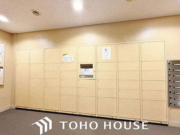 お仕事でお帰りが遅い方にも、ご夫婦でお仕事されている方にも、確実にお荷物の受け取りが出来るので安心です。住まう方への配慮が行き届いた人気商品です。