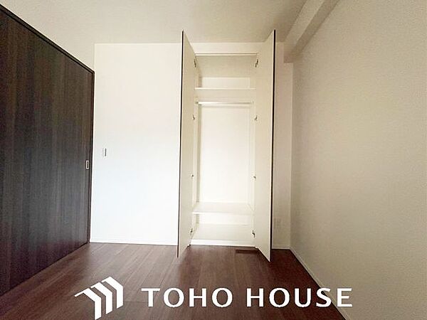 心と体をゆったりと安らげる主寝室。寝室のゆとりが大きい分だけ、暮らしの安らぎは深まります。一日の疲れを癒すだけでなく、ご夫婦の親密な語らいを紡ぎ出します。
