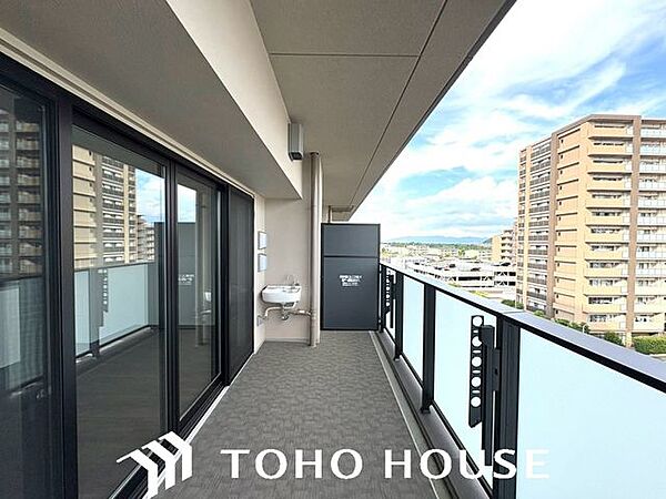頬をなでる優しい風を感じることが出来るバルコニー。つい深呼吸をしたくなる気持ちの良い眺望はこのお部屋の自慢です。もちろんお洗濯物を干すスペースとしても十分な広さがあります。