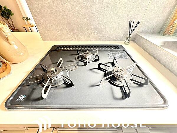 お料理をされる方には3口のコンロは必要不可欠になりますね。グリルもしっかり付いてますので美味しくお魚も焼けちゃいます。