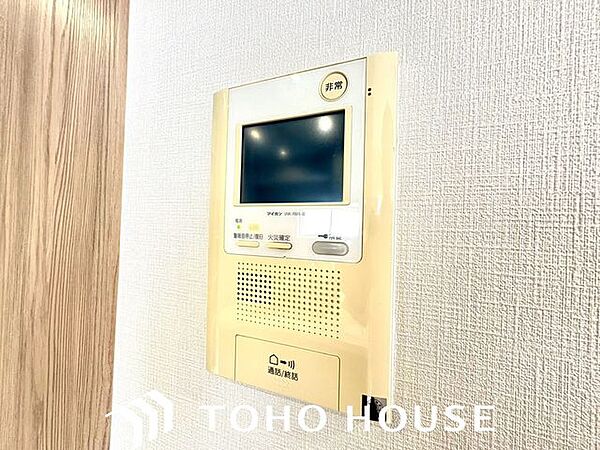 「見える安心」をカタチにしました。　誰が来てもわかる様にモニター付きインターホンを設置。快適と安らぎを合わせた優しい設計。外出時にも便利な録画機能を標準完備。