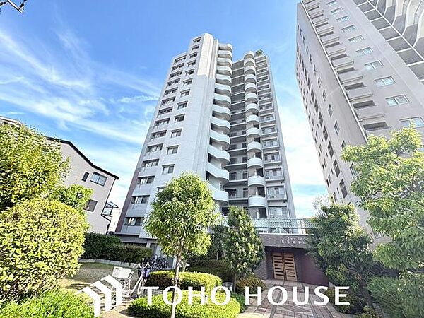 住む人を映し出す洗練された佇まいは、いつまでも輝き続けながらいつしか街の風景に溶け込んでいきます。