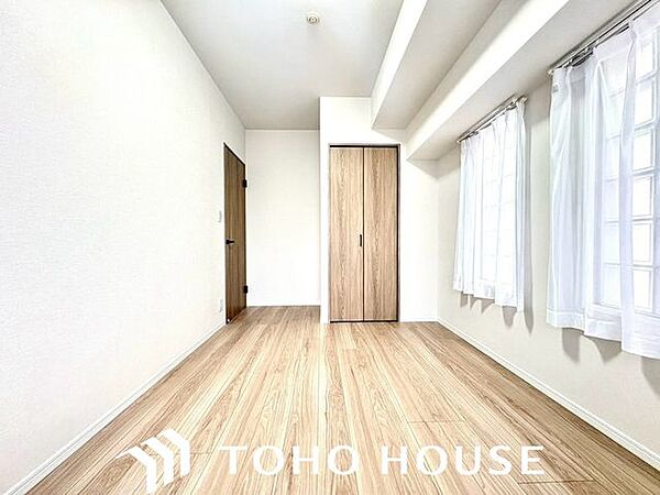 日照に恵まれたお部屋。柔らかい自然光で朝目覚める暮らしが送れるだろう。また、機能的なクローゼットを配置して、片付いた空間も実現出来そう。