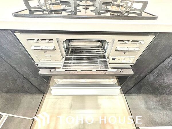 お料理のレパートリーが広がるビルトイン設備。キッチンにすっきりと収まり、作業スペースの邪魔になりません。