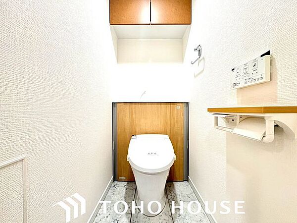 ペーパーなどの収納に便利な上部棚付き。温水洗浄便座や手すりも完備しており、快適にご使用いただけます。