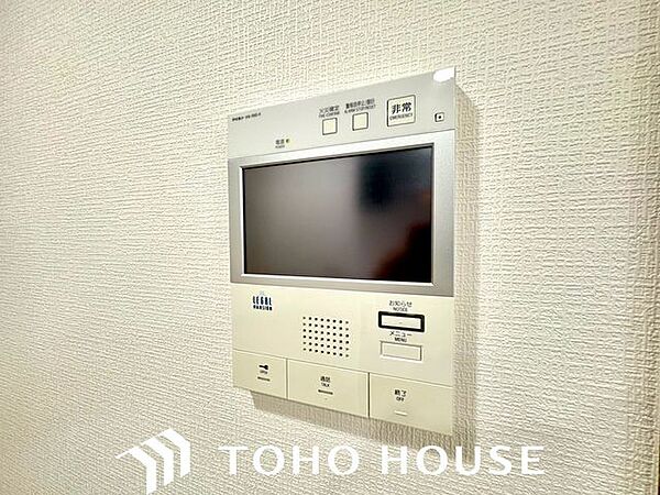 訪問者の顔と声をご室内から事前に確認できる、TVモニター付きインターホンを設置しており防犯面も安心です。